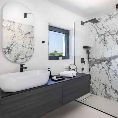 فيلة Seaside Luxury With A Swimming Pool Rastici, Ciovo - 22934