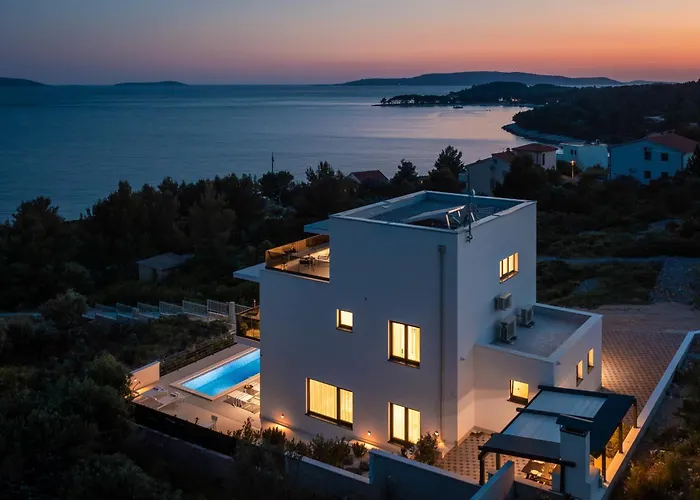 Seaside Luxury With A Swimming Pool Rastici, Ciovo - 22934 特罗吉尔